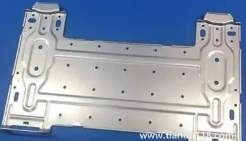外面風大空調內(nèi)機為什么咚咚響3